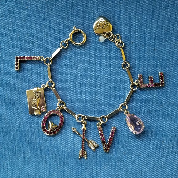 💌❤️Betsey Johnson "LOVE" Bracelet - NWOT❤️💌 - Picture 2 of 11